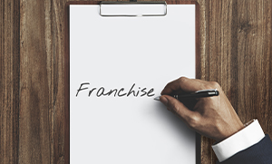 Franchise ou création indépendante : quel choix pour une entreprise de services à la personne ?