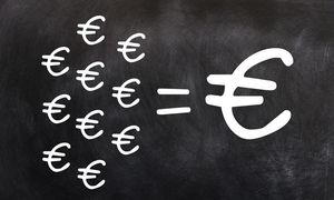 Pourquoi les femmes sous-facturent encore leur travail et comment y remédier ?